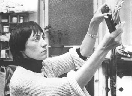 DIE ALLSEITIG REDUZIERTE PERSÖNLICHKEIT BRD 1977 - Helke Sander Die freiberufliche Pressefotografin Edda Chiemnyjewski (HELKE SANDER) versucht mit einer Frauenfotogruppe, einen offiziellen Auftrag zur Dokumentation der Stadt Berlin dazu zu nutzen, kritisch auf vernachlässigte Aspekte hinzuweisen. Sie stößt aber bald an persönliche und politische Grenzen ihres Engagements. Regie: Helke Sander DIE ALLSEITIG REDUZIERTE PERSÖNLICHKEIT BRD 1977 Copyright: KPA !AUFNAHMEDATUM GESCHÄTZT! Nur redaktionelle Nutzung im Zusammenhang mit dem Film. Editorial usage only and only related to the movie. Im Falle anderer Verwendungen, kontaktieren Sie uns bitte. For other uses, please contact us. UnitedArchives00887899