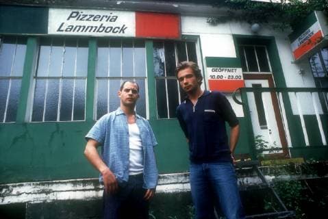 KINOSTART AM 23. AUGUST LAMMBOCK - ALLES HANDARBEIT Die Freunde Kai (MORITZ BLEIBTREU) und Stefan (LUCAS GREGOROWICZ) philosophieren bei einem Joint über die grossen Themen des Lebens wie Frauen, Zukunft und Mehmet Scholl. Nebenbei betreiben die beiden den Pizza-Service Lammbock , bei dem der Kunde unter dem Codewort Pizza Gourmet Cannabisprodukte aus eigenem Anbau bestellen kann. Während Kai mit seinem Leben rundum zufrieden ist, plagen Stefan Zweifel, ob er nicht doch was aus seinem Leben machen soll, wie etwa sein Studium beenden. Als sich der befreundete Kiffer Achim als verdeckter Drogenfahnder erweist, ändert sich schlagartig alles... 1704 Regie: Christian Zübert LAMMBOCK - ALLES HANDARBEIT D 2000 Copyright: KPA !AUFNAHMEDATUM GESCHÄTZT! Nur redaktionelle Nutzung im Zusammenhang mit dem Film. Editorial usage only and only related to the movie. Im Falle anderer Verwendungen, kontaktieren Sie uns bitte. For other uses, please contact us. UnitedArchives00890692