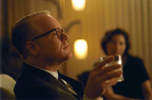 OSCARS. Bester Hauptdarsteller. Preisträger 2001-2010 Capote, 2005 Regie: Bennett Miller, Truman Capote (PHILIP SEYMOUR HOFFMAN) and Background: Nelle Harper Lee (KATHERINE KEENER), his muse. CAPOTE, 2005 USA 2005 Copyright: KPA !AUFNAHMEDATUM GESCHÄTZT! Nur redaktionelle Nutzung im Zusammenhang mit dem Film. Editorial usage only and only related to the movie. Im Falle anderer Verwendungen, kontaktieren Sie uns bitte. For other uses, please contact us. UnitedArchives00906779