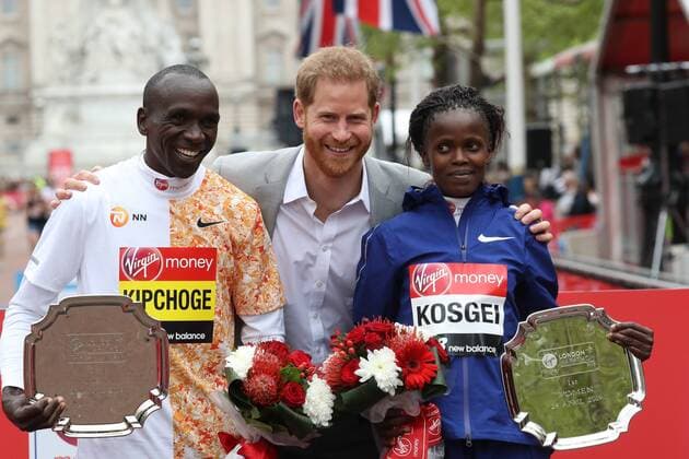 Entertainment Themen der Woche KW17 . 28 04 2019. London, United Kingdom. Prince Harry with the winners of the 2019 London Marathon .  xStephenxLockx xi-Imagesx IIM-19607-0034