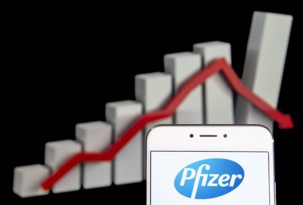 April 20, 2019 - Hong Kong - In this photo illustration the American multinational pharmaceutical corporation Pfizer logo is seen on an Android mobile device with a graph showing sharp losses in the background. Hong Kong - ZUMAs197 20190420_zab_s197_074 Copyright: xBudrulxChukrutx