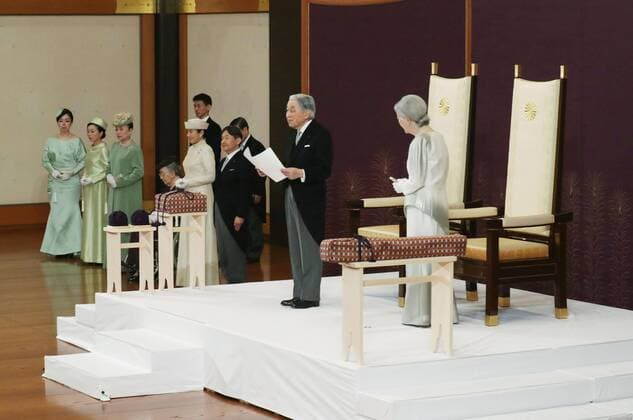 Entertainment Themen der Woche KW18 Entertainment Bilder des Tages Emperor Akihito s abdication Japanese Emperor Akihito gives a final farewell to the public during the Taiirei Seiden no gi abdication ceremony at the Imperial Palace in Tokyo on April 30, 2019, the last day of the Heisei Era. (Pool photo) 