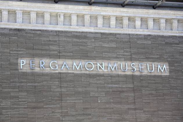 Schriftzug ueber dem Eingang (Tempietto) des Pergamonmuseums in Berlin am 30.04.19. Die seit sechs Jahren laufende Grundsanierung des Nordfluegels und des Mittelteils des Berliner Pergamonmuseums auf der Museumsinsel soll fruehestens Mitte 2023 abgeschlossen sein. Damit sei das rund 477 Millionen Euro teure Bauvorhaben bislang im Zeitplan, sagte die Praesidentin des Bundesamtes fuer Bauwesen, Petra Wesseler, am Dienstag (30.04.19) bei einer Baustellenbegehung. Nach Fertigstellung weiter Teile der Roharbeiten ist das Richtfest fuer diesen Freitag geplant. (Siehe epd-Meldung vom 30.04.19) Bauarbeiten am Pergamonmuseum vor Richtfest *** Writing above the Tempietto entrance of the Pergamon Museum in Berlin on 30 04 19 The six-year-old renovation of the north wing and the central part of the Pergamon Museum on the Museum Island in Berlin is Copyright: epd-bild JuergenxBlume EDITORIAL USE ONLY