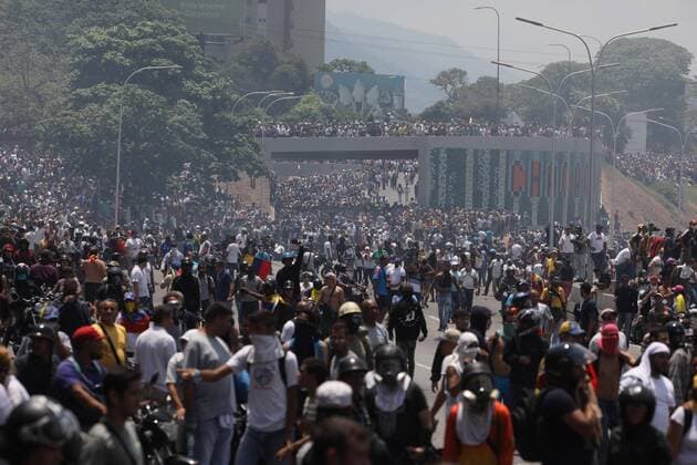 News Themen der Woche KW18 News Bilder des Tages Sympathizers of President of the Venezuelan Parliament confront armored trucks of the Bolivarian Armed Forces during a protest at the Altamira area, in Caracas, Venezuela, 30 April 2019. Guaido has asked supporters to take the streets in order to force President Nicolas Maduro out of office. Opposition in Caracas support Guaidó !ACHTUNG: NUR REDAKTIONELLE NUTZUNG!  Copyright: xMiguelxGutierrezx AME7022 20190430-636922476972320063