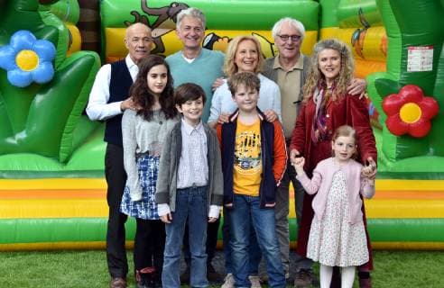 Schauspieler Heiner Lauterbach, l-r, Dominic Raacke, Maren Kroymann, Günther Maria Halmer und Barbara Sukowa, und die Kinder Bruno Gründer, Maya Lauterbach, Julius Weckauf posiert am 30.04.2019 in Köln am Set des Films Enkel für Anfänger *** Actor Heiner Lauterbach l r Dominic Raacke Maren Kroymann Günther Maria Halmer and Barbara Sukowa and the Children Bruno Founder Maya Lauterbach Julius Weckauf poses on 30 04 2019 in Cologne on the set of the film Grandchildren for Beginners