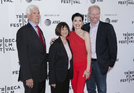Entertainment Bilder des Tages Noah Emmerich, Richard Preston, Lt. Col. Nancy Jaax and Julianna Margulies arrive on the red carpet at Tribeca TV: The Hot Zone from National Geographic at the 2019 Tribeca Film Festival on April 30, 2019 in New York City.  NYP20190430130 JOHNxANGELILLO