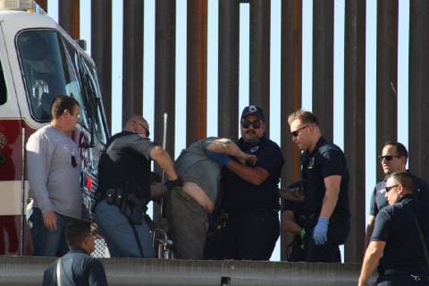 A view of U.S. Border Patrol officers as they rescue migrants from the Rio Bravo s sewers, in Ciudad Juarez, Mexico, 01 May 2019. Dozens turn themselves to the US Border Patrol agents daily to undergo a process of admission to the country. US Border Patrol officers rescue migrants at the Rio Bravo s sewers !ACHTUNG: NUR REDAKTIONELLE NUTZUNG!  Copyright: xDavidxPeinadox MEX1029 20190501-636923379896901700