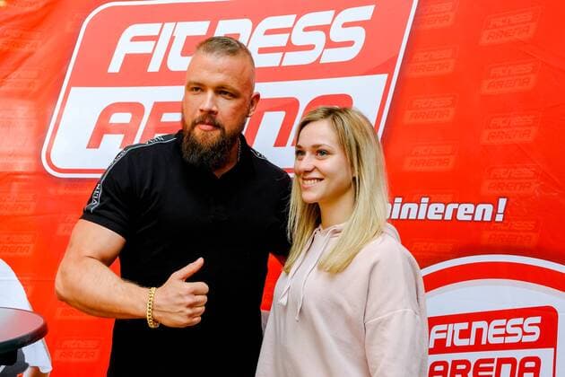 Am 01.05.2019 kam der Rapper Kollegah mit seiner Crew zur Eröffnung der neuen Fitness Arena nach Radebeul Sachsen. Kollegah in Radebeul *** On 01 05 2019 the rapper Kollegah came with his crew to the opening of the new Fitness Arena in Radebeul Sachsen Kollegah in Radebeul.
