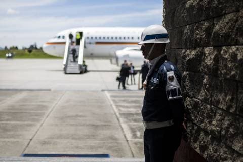 A soldier photographed in front of the government plane A319 the Federal Foreign Minister Heiko Maas will not bring the picture to Mexico City Bogota 01 05 2019 Heiko Maas travels as part of his trip to Latin America Brazil Colombia and Mexico Bogota Colombia Copyright: xFlorianxGaertner photothek.netx