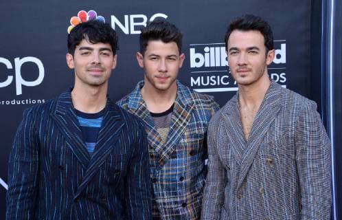 (L-R) Joe Jonas, Nick Jonas and Kevin Jonas arrive for the 2019 Billboard Music Awards at the MGM Grand Garden Arena in Las Vegas, Nevada on May 1, 2019.  LAV20190501040 JIMxRUYMEN