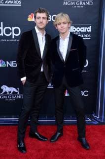 Rocky Lynch (L) and Ross Lynch arrive for the 2019 Billboard Music Awards at the MGM Grand Garden Arena in Las Vegas, Nevada on May 1, 2019.  LAV20190501086 JIMxRUYMEN