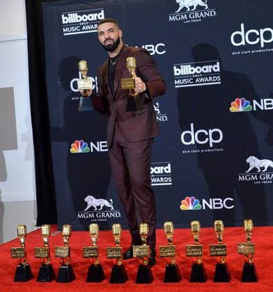 Entertainment Themen der Woche KW18 Entertainment Bilder des Tages Drake appears backstage after winning the awards for Top Artist, Top Male Artist and Top Billboard 200 Album for Scorpion, during the 2019 Billboard Music Awards at the MGM Grand Garden Arena in Las Vegas, Nevada on May 1, 2019.  LAV20190501203 JIMxRUYMEN