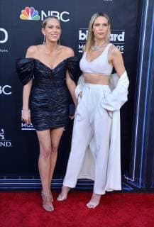 Erin Foster (L) and Sara Foster arrive for the 2019 Billboard Music Awards at the MGM Grand Garden Arena in Las Vegas, Nevada on May 1, 2019.  LAV20190501267 JIMxRUYMEN