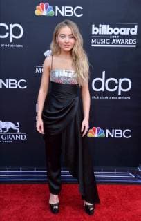 Sabrina Carpenter arrives for the 2019 Billboard Music Awards at the MGM Grand Garden Arena in Las Vegas, Nevada on May 1, 2019.  LAV20190501336 JIMxRUYMEN