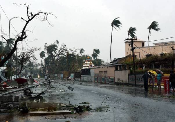 News Themen der Woche KW18 News Bilder des Tages Indien, Zyklon Fani erreicht Küste bei Odisha (190503) -- NEW DELHI, May 3, 2019 -- Uprooted trees and other things lie as others stand amid gusty winds in Puri district after Cyclone Fani hit the coastal eastern state of Odisha, India, May 3, 2019. Three people died in India s eastern state of Odisha as the extremely severe cyclone Fani hit the state on Friday morning and continued till beyond noon. A large number of trees and electricity poles were uprooted, and power supply was cut off in many parts of the state. Many areas in Puri of Odisha and other places were submerged as heavy rain battered the coast. ) INDIA-SUPER CYCLONE-FANI Stringer 