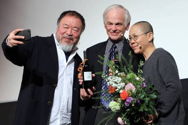 Entertainment Themen der Woche KW18 News Bilder des Tages 04.05.2019, Frankfurt, DEU Erstmals seit ihrer Ankunft im deutschen Exil stellt die chinesische Kuenstlerin Liu Xia ihre Fotoarbeiten in Deutschland aus. Liu Xia, Witwe des 1917 verstorbenen Friedensnobelpreistraegers Liu Xiaobo, zeigt eine Auswahl ihrer Fotoarbeiten in der Galerie Sillem in Frankfurt-Sachsenhausen. Am Samstag traf sie sich mit Ai Weiwei, dem chinesischen Kuenstler und Perry Link, Professor der University of California, Uebersetzer von vielen chinesischen Autoren, im Kino Harmonie zu einem Gespraech. *** 04 05 2019 Frankfurt DEU For the first time since her arrival in exile in Germany, Chinese artist Liu Xia presents her photographic works in Germany from Liu Xiaia The widow of Nobel Peace Prize winner Liu Xiaobo, who died in 1917, shows a selection of her photographic works in the Sillem Gallery in Frankfurt Sachsen