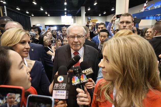News Themen der Woche KW18 News Bilder des Tages (190504) -- OMAHA (U.S.), May 4, 2019 (Xinhua) -- Warren Buffett (C), chairman and CEO of Berkshire Hathaway, speaks to reporters during the company s annual shareholders meeting in Omaha, the United States on May 4, 2019. U.S. legendary investor Warren Buffett said on Saturday it is not inconceivable for his Berkshire Hathaway Inc. to further partner with 3G Capital, which manages packaged food giant Kraft Heinz that has faced federal investigation into alleged procurement mishandlings. (Xinhua Yang Chenglin) U.S.-OMAHA-BERKSHIRE HATHAWAY-SHAREHOLDERS MEETING 