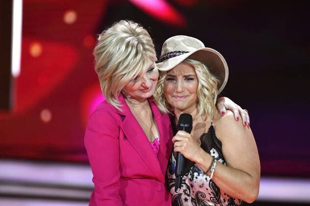 Carmen Nebel und Beatrice Egli in der ZDF-Show Willkommen bei Carmen Nebel im Velodrom. Berlin, 04.05.2019 *** Carmen Nebel and Beatrice Egli in the ZDF Show Welcome to Carmen Nebel in the Velodrom Berlin 04 05 2019 Foto:xF.xKernx xFuturexImage