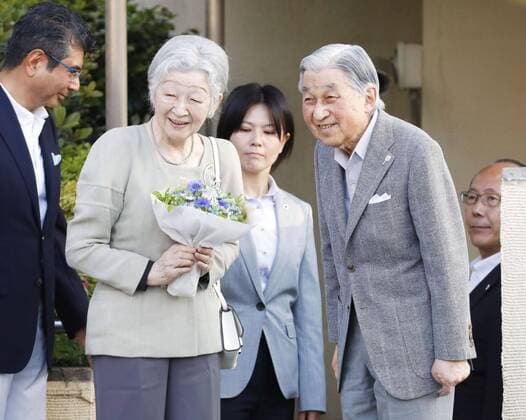 Entertainment Themen der Woche KW18 Entertainment Bilder des Tages Ex-Emperor Akihito Former Japanese Emperor Akihito and his wife former Empress Michiko are pictured after visiting Tokyo Lawn Tennis Club on May 5, 2019, in their first public appearance since his abdication on April 30. 