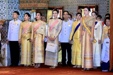 king s son Prince Dipangkorn Rasmijoti (L), his daughters Princess Sirivannavari Nariratana (2-L) and Princess Bajrakitiyabha (3-L), his elder sister Princess Ubolratana Mahidol (C) and Queen Suthida (R) His Majesty the King proceeds to the Temple of the Emerald Buddha to proclaim himself the Patron of Buddhism Coronation of thai king Rama X, Bangkok, 04-05-2019 05-05-2019 Inhuldiging Thai King Maha Vajiralongkorn Bodindradebayavarangkun sits on a palanquin carried by royal guards during a procession to circle the city, offering the chance for people to pay homage as part of his coronation ceremony in Bangkok, Thailand  Copyright: xx