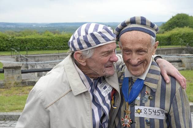 News Themen der Woche KW18 News Bilder des Tages Feierlichkeiten zur 74. Wiederkehr der Befreiung des Konzentrationslagers Mauthausen, durch amerikanische Truppen. Dieses Bild zeigt die beiden Überlebenden der Konzentrationslager, links Igor Malitzkyi und rechts Eduard Mosberg in Uniformen der damaigen Häftlinge, die sich zu den Feierlichkeiten wiedersehen 2019 - Feierlichkeiten zur 74. Wiederkehr der Befreiung des Konzentrationslagers Mauthausen, durch amerikanische Truppen *** This picture shows the two survivors of the concentration camps on the left Igor Malitzkyi and on the right Eduard Mosberg in uniforms of the prisoners of that time who meet again for the celebrations 2019 Celebrations for the 74 return of the liberation of the concentration camp Mauthausen by American troops
