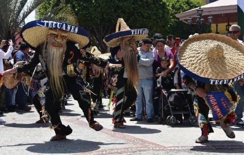 Dancers of the Tecuanes folkloric group of Los Angeles acts during the celebration of May 5, 1862, in which the Mexican army defeated a battalion of France in Mexican territory, in the Plaza Mexico of Lynwood, in the County of Los Angeles, USA, 05 May 2019. The Mexico Plaza of Lynwood, in the County of Los Angeles (California, USA), has been the scene of a colorful celebration for Latinos on the occasion of the Five of May festivities, one of the many scheduled this Sunday in Southern California to commemorate the Battle of Puebla in 1862. Five of May festivities in Los Angeles celebrate the Latin races of the USA !ACHTUNG: NUR REDAKTIONELLE NUTZUNG! Copyright: xIvánxMejíax AME9445 20190506-636927027038070008