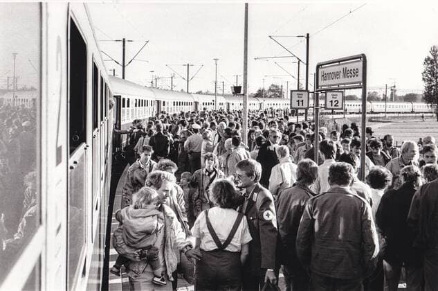 Hannover. Oktober 1989. Erschöpfte DDR-Flüchtlinge aus der Prager Botschaft ,Prag, sind mit dem Zug auf dem Messebahnhof Hannover angekommen. *** Hanover October 1989 Exhausted GDR refugees from the Prague embassy in Prague arrived by train at the Hanover Exhibition Railway Station