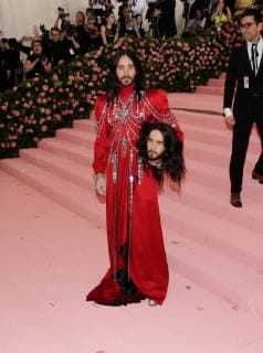 Entertainment Bilder des Tages Jared Leto arrives on the red carpet at The Metropolitan Museum of Art s Costume Institute Benefit Camp: Notes on Fashion at Metropolitan Museum of Art in New York City on May 6, 2019.  NYP20190506314 JOHNxANGELILLO