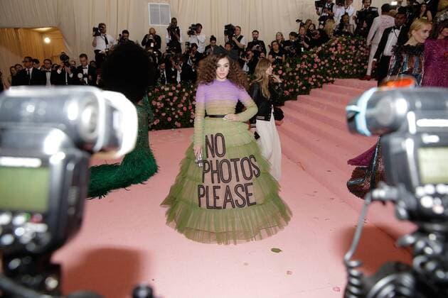 Entertainment Bilder des Tages Hailee Steinfeld arrives on the red carpet at The Metropolitan Museum of Art s Costume Institute Benefit Camp: Notes on Fashion at Metropolitan Museum of Art in New York City on May 6, 2019.  NYP20190506383 JOHNxANGELILLO