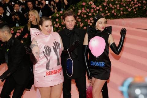 Jemima Kirke, Lena Dunham arrive on the red carpet at The Metropolitan Museum of Art s Costume Institute Benefit Camp: Notes on Fashion at Metropolitan Museum of Art in New York City on May 6, 2019.  NYP20190506994 JOHNxANGELILLO