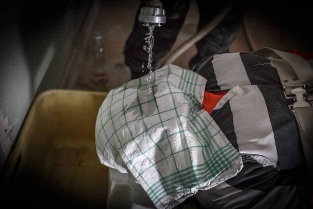 Symbolfoto: Waterboarding, Foltermethode des simulierten Ertränkens. Beim Opfer wird durch Ausnutzen des Würgereflexes physiologisch der Eindruck unmittelbar drohenden Ertrinkens hervorgerufen, indem durch ein Tuch über Mund und Nase, das ständig mit Wasser übergossen wird, der Atemwiderstand stark erhöht wird. *** Symbolfoto Waterboarding Torture method of simulated drowning The victim physiologically gets the impression of imminent drowning by taking advantage of the gag reflex. The breathing resistance is greatly increased by a cloth over mouth and nose which is constantly covered with water.