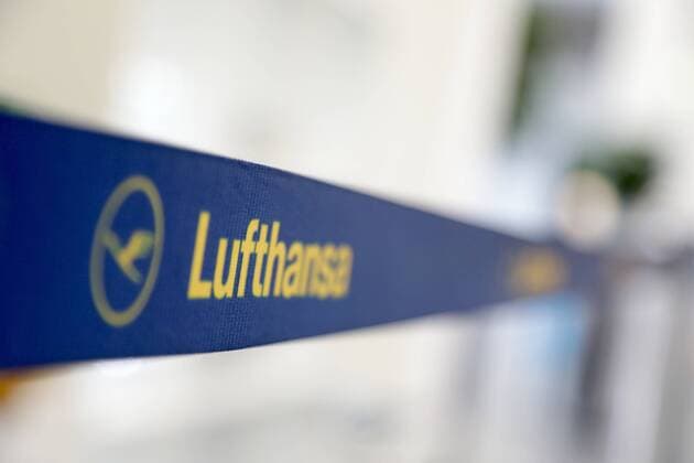 Feature Lufthansa Barrier Tape with Logo MR:N