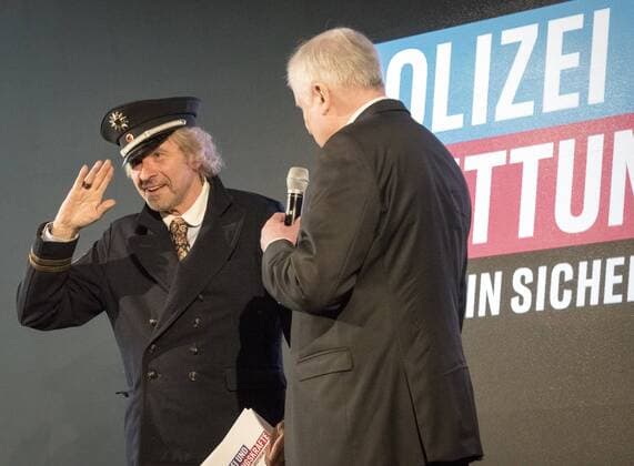 News Themen der Woche KW19 Präsentation einer öffentlichkeitswirksamen Kampagne zur Erhöhung des Ansehens von uniformierten Polizei- und Rettungskräften. Mehr Vertrauen und Respekt soll dadurch erreicht werden. Thomas Gottschalk + Horst Seehofer *** Presentation of a high-profile campaign to raise the profile of uniformed police and rescue workers More trust and respect should be achieved Thomas Gottschalk Horst Seehofer