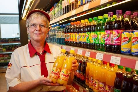 Rasthof Oberlausitz Süd Tank und Rast Renate Proske mit zwei Flaschen Punica Saft in der Hand, arbeitet als Servicekraft auf dem Rasthof Oberlausitz Süd an der A4 in Richtung Görlitz. Sie betreut in dem Shop die Gäste und gibt auch mal ein Tipp zu der Region. BAB 4 Sachsen Deutschland