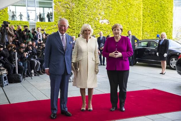 News Themen der Woche KW19 News Bilder des Tages Bundeskanzlerin Angela Merkel posiert fuer ein Bild mit dem Prinz von Charles und Herzogin von Cornwall Camilla im Kanzleramt in Berlin am 7. Mai 2019. Prinz Charles und Herzogin Camilla besuchen Deutschland *** Federal Chancellor Angela Merkel poses for a picture with the Prince of Charles and Duchess of Cornwall Camilla at the Chancellery in Berlin on 7 May 2019 Prince Charles and Duchess Camilla visit Germany