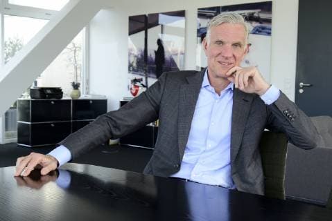 Stephan Schwarz Unternehmer. Gibt sein Amt als Präsident der Handwerkskammer Berlin auf. Aufgenommen in seinem Büro seiner Firma GRG Service. Fotografien Fotomontagen im Hintergrund von Dirk Brömmel. In der Fasanenstraße 7-8 in Berlin Charlottenburg. *** Stephan Schwarz Entrepreneur Gives his office as President of the Berlin Chamber of Crafts Taken in his office of his company GRG Service Photographs Photomontages in the background by Dirk Brömmel In der Fasanenstraße 7 8 in Berlin Charlottenburg Copyright: xDorisxSpiekermann-KlaasxTSPx