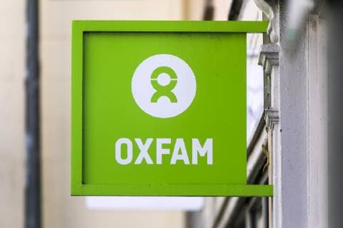Saint Helier, Jersey May 2, 2019 - The logo of Oxfam NGO is pictured on a charity shop in downtown St Helier OXFAM, LOGO, ILLUSTRATION, ILLUSTRATIF, GENERIQUE, OXFORD COMMITTEE FOR FAMINE RELIEF, AIDE HUMANITAIRE, ORGANISATION INTERNATIONALE, ONG, ORGANISATION NON GOUVERNEMENTALE, REDUCTION DES INEGALITES, PAUVRETE, INJUSTICES, SOLIDARITES, PARADIS FISCAUX, PARADIS FISCAL, EVASION FISCALE, AIDE AU DEVELOPPEMENT, REDISTRIBUTION DES RICHESSES, ALTERMONDIALISTE, ANTICAPITALISTE, ANTICAPITALISME, RAPPORTS OXFAM,  Copyright: xVincentxIsorex