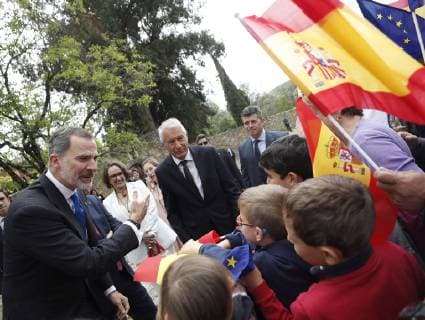 King Felipe VI of Spain (L) arrives to Yuste Monastery to attend the 13th edition of the Carlos V European Awards in Cuacos de Yuste, Spain, 09 May 2019. This year s award has been granted to the Cultural Routes of the Council of Europe. Carlos V European Awards !ACHTUNG: NUR REDAKTIONELLE NUTZUNG!  Copyright: xJavierxLizonx GRAF6576 20190509-636929997122618511