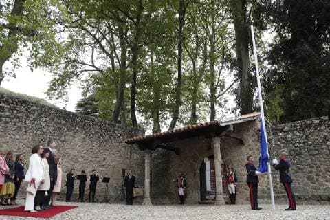 King Felipe VI of Spain (3L) attends the flag hoisting ceremony held Yuste Monastery during the 13th edition of the Carlos V European Awards in Cuacos de Yuste, Spain, 09 May 2019. This year s award has been granted to the Cultural Routes of the Council of Europe. Carlos V European Awards !ACHTUNG: NUR REDAKTIONELLE NUTZUNG!  Copyright: xJavierxLizonx GRAF6638 20190509-636930003687835549