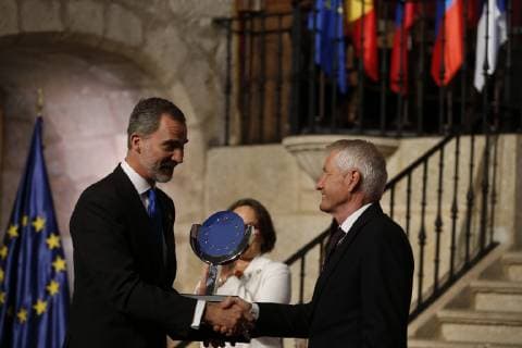 King Felipe VI of Spain (L) hands in the Carlos V European Award to Secretary General of the Council of Europe, Thorbjorn Jagland (R), during the awarding ceremony of the 13th edition of the Carlos V European Award at Yuste Monastery in Cuacos de Yuste, Spain, 09 May 2019. This year s award has been granted to the Cultural Routes of the Council of Europe. Carlos V European Awards !ACHTUNG: NUR REDAKTIONELLE NUTZUNG!  Copyright: xJavierxLizonx GRAF6674 20190509-636930017668957471
