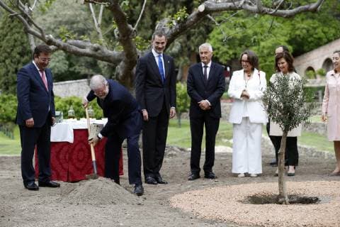 King Felipe VI of Spain (3L) and Secretary General of the Council of Europe, Thorbjorn Jagland (4L), attend a planting tree ceremony held at the end of the 13th edition of the Carlos V European Awards at Yuste Monastery in Cuacos de Yuste, Spain, 09 May 2019. This year s award has been granted to the Cultural Routes of the Council of Europe. Carlos V European Awards !ACHTUNG: NUR REDAKTIONELLE NUTZUNG!  Copyright: xJavierxLizonx GRAF6802 20190509-636930089395340482
