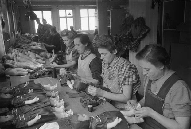 Germany - Deutschland ca. 1950, Thüringen, Arbeiterinnen der Spielzeugfabrik in Sonneberg beim Ankleiden von Puppen, Sonneberg Sachsen-Anhalt Deutschland *** Germany Germany ca 1950 Thuringia workers of the toy factory in Sonneberg dressing dolls Sonneberg Sachsen Anhalt Germany Copyright: ErichxAndres UnitedArchives90062_00646425