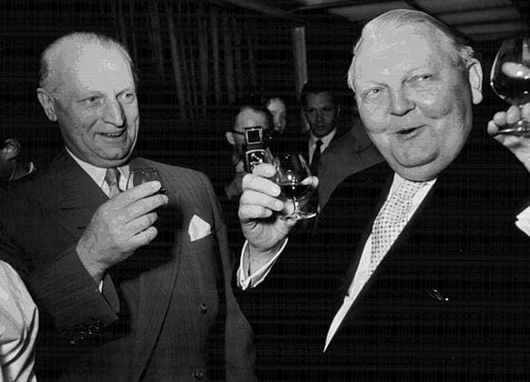 Germany - Deutschland 1956, Ludwig Erhard (rechts) auf der Industriemesse in Hannover., Hannover Niedersachsen Deutschland *** Germany Germany 1956 Ludwig Erhard right at the industrial fair in Hanover Hanover Lower Saxony Germany Copyright: ErichxAndres UnitedArchives90062_00648407