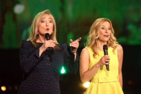 MDR: Die Grosse Show zum Muttertag . Sängerin Veronika Fischer und Moderatorin Stefanie Hertel während der Aufzeichnung der MDR - Fernsehshow Die Grosse Show zum Muttertag am 08.05.2019 in Altenburg. 20190508BOS0092 *** MDR Die Grosse Show zum Muttertag singer Veronika Fischer and presenter Stefanie Hertel during the recording of the MDR TV show Die Grosse Show zum Muttertag on 08 05 2019 in Altenburg 20190508BOS0092