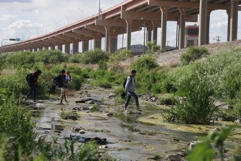 May 8, 2019 - Juarez-El Paso, Mexico - Migrants Cross The Rio Bravo To Surrender To The Border Patrol On The Border Ciudad Juarez El Paso Texas, on 8 May 2019. They cross approximately 700 migrants per day and are detained by the border patrol. The majority are families with their children in their arms. Juarez-El Paso Mexico  - ZUMAn230 20190508_zaa_n230_753 Copyright: xDavidxPeinadox