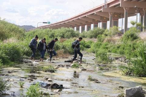 May 8, 2019 - Juarez-El Paso, Mexico - Migrants Cross The Rio Bravo To Surrender To The Border Patrol On The Border Ciudad Juarez El Paso Texas, on 8 May 2019. They cross approximately 700 migrants per day and are detained by the border patrol. The majority are families with their children in their arms. Juarez-El Paso Mexico  - ZUMAn230 20190508_zaa_n230_756 Copyright: xDavidxPeinadox