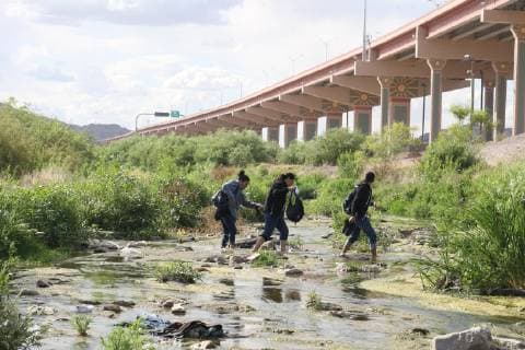 May 8, 2019 - Juarez-El Paso, Mexico - Migrants Cross The Rio Bravo To Surrender To The Border Patrol On The Border Ciudad Juarez El Paso Texas, on 8 May 2019. They cross approximately 700 migrants per day and are detained by the border patrol. The majority are families with their children in their arms. Juarez-El Paso Mexico  - ZUMAn230 20190508_zaa_n230_757 Copyright: xDavidxPeinadox