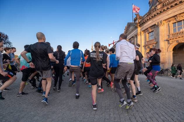 Midnight Runners Germany Berlin 17 04 2019 Midnight Runners on the Monbijou Bridge Bodemuseum Warming up before the start