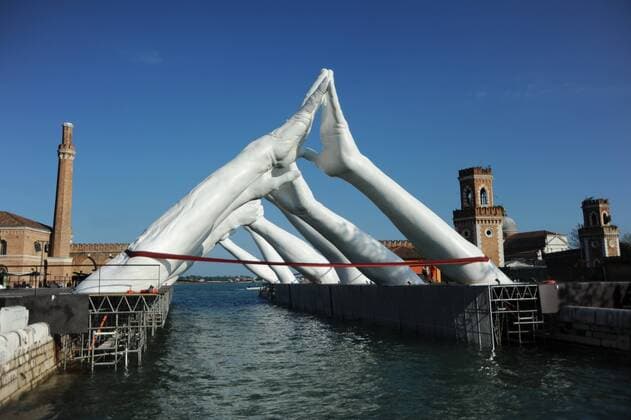 Entertainment Themen der Woche KW19 Der Bildhauer Lorenzo Quinn, Sohn des verstorbenen US-Starschauspielers Anthony Quinn, enthuellt in Venedig anlaesslich der Art Biennale Venezia 2019 sein Kunstwerk BUILDING BRIDGES - Costruendo Ponti. Es zeigt Riesenhaende, darunter das Wasser. Foto: Das Kunstwerk in Arsenale, Venezia *** The sculptor Lorenzo Quinn son of the late US star actor Anthony Quinn unveils his work of art BUILDING BRIDGES Costruendo Ponti in Venice on the occasion of the Art Biennale Venezia 2019 It shows giant hands including the water Photo The work of art in Arsenale Venezia