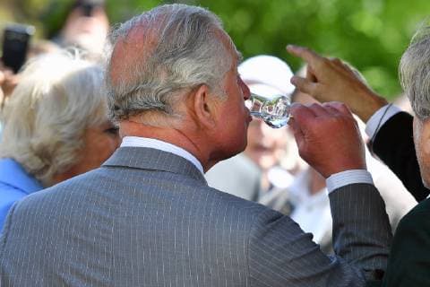 Entertainment Bilder des Tages Prinz Charles genehmigt sich einen Obstler,Schnaps.li_Herzogin Camilla-in den Herrmannsdorfer Landwerkstaetten-einem Bio Bauernhof in Glonn (suedoestlich von Muenchen). Besuch des Prinzen von Wales und der Herzogin von Cornwall in Bayern am 10.05.2019. *** Prince Charles approves himself a fruit schnapps li Duchess Camilla in the Herrmannsdorfer country workshops an organic farm in Glonn southeast of Munich Visit of the Prince of Wales and the Duchess of Cornwall in Bavaria on 10 05 2019
